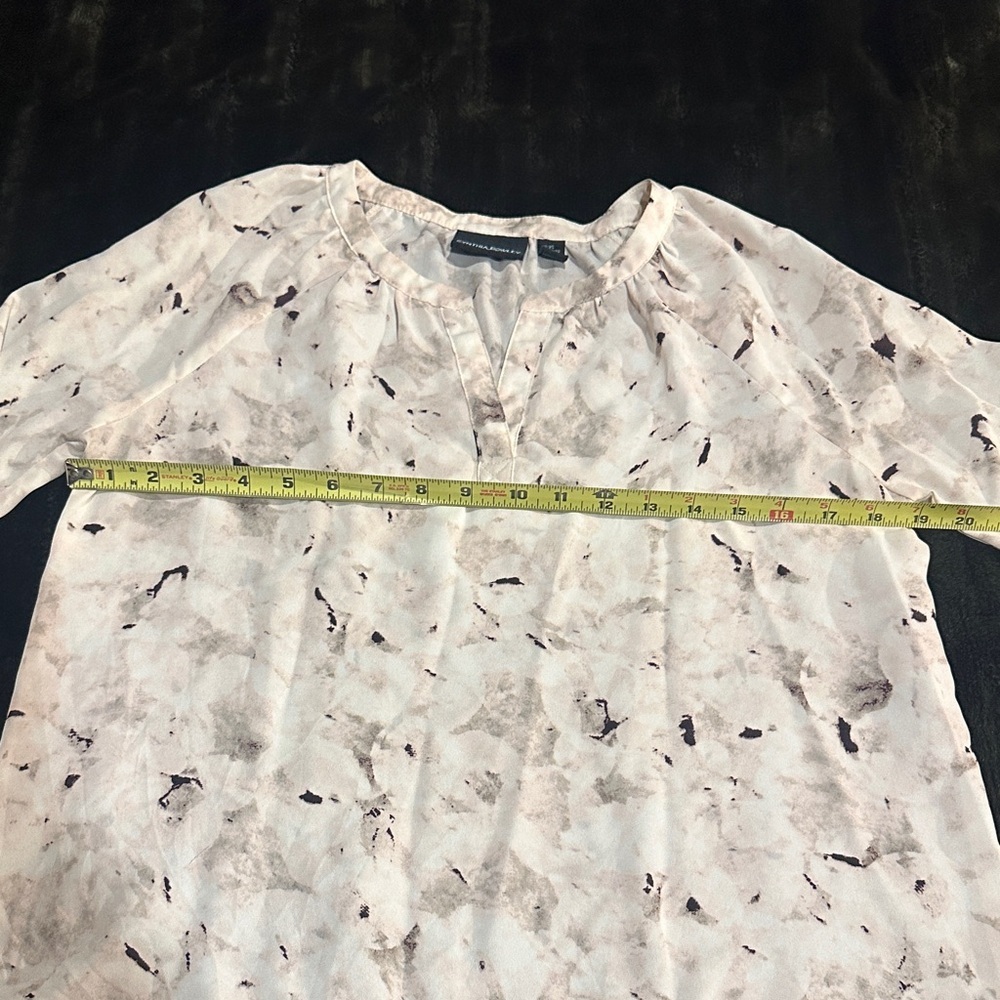 Cynthia Rowley Elegant White rose beige and Black Women's Top vneck elbow length - Picture 3 of 10